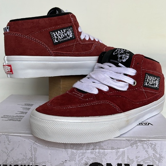 Vans WMNS Skate Half Cab
Pig Suede Brick
VN0A5KYABRI
Sneakers - Picture 1 of 16
